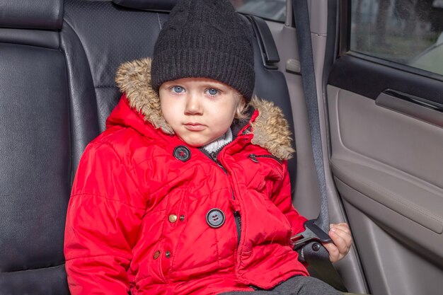 Transport von Kleinkindern im Auto ohne Kinderrückhaltesystem.