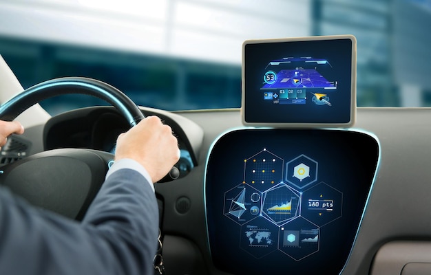 transport, ziel, moderne technologie und personenkonzept - nahaufnahme eines mannes, der auto mit navigationssystem auf tablet-pc-computer und karten fährt