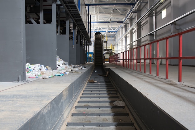 Transportador central da estação de triagem de resíduos. Reciclagem e armazenamento de resíduos para posterior disposição.