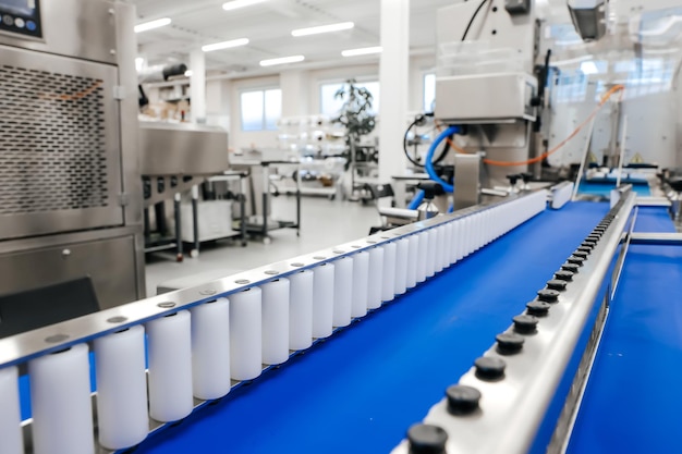 transportador de alimentação flowpack com guias laterais de rolos para embalagem de produtos dentro da máquina
