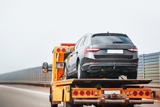 Foto transportador de placas en la autopista