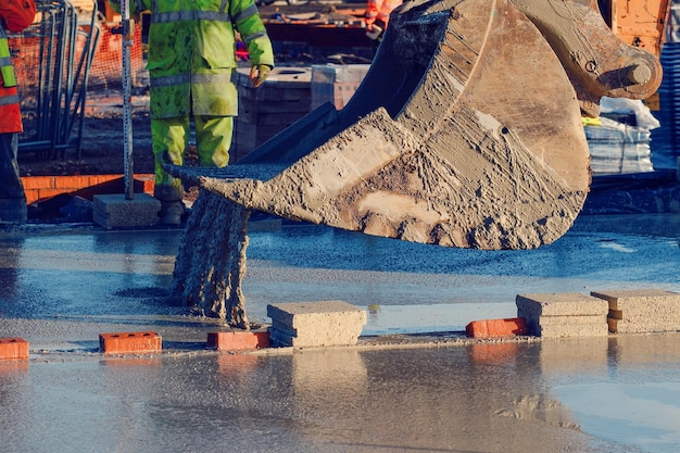 Transportbeton per Bagger gießen