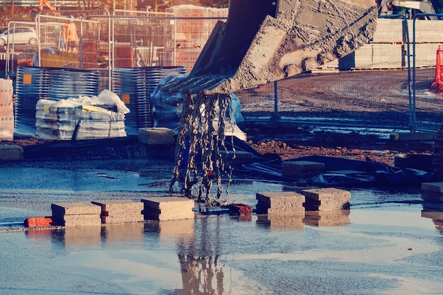 Transportbeton per Bagger gießen