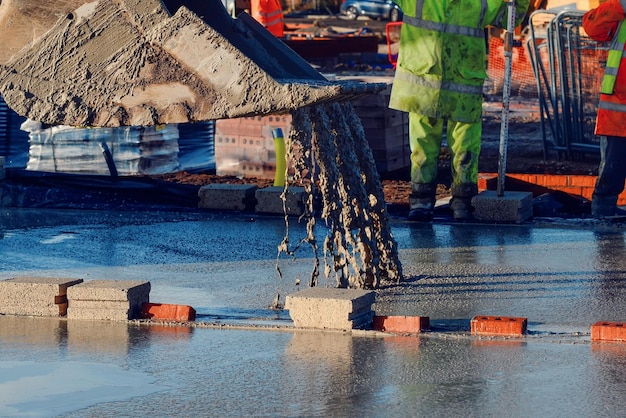 Transportbeton per Bagger gießen