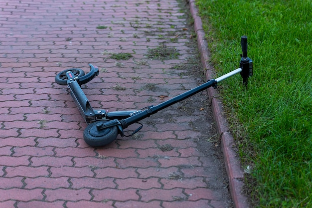 Transporte abandonado. Vespa abandonada en la calle