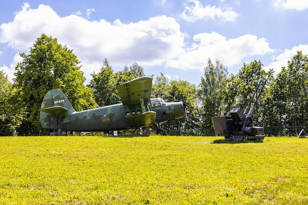 Transporte aeronaves e armas antiaéreas no museu ao ar livre. ketrzyn, polônia