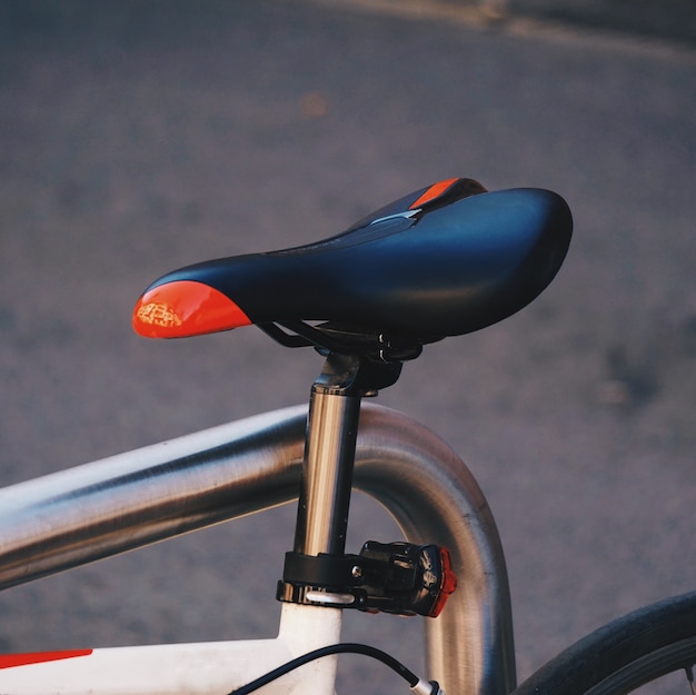 Transporte de asiento de bicicleta en la calle.