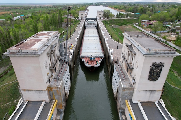 Transporte de carga Un buque de carga en el río sale de la esclusa del Canal de Navegación VolgaDon