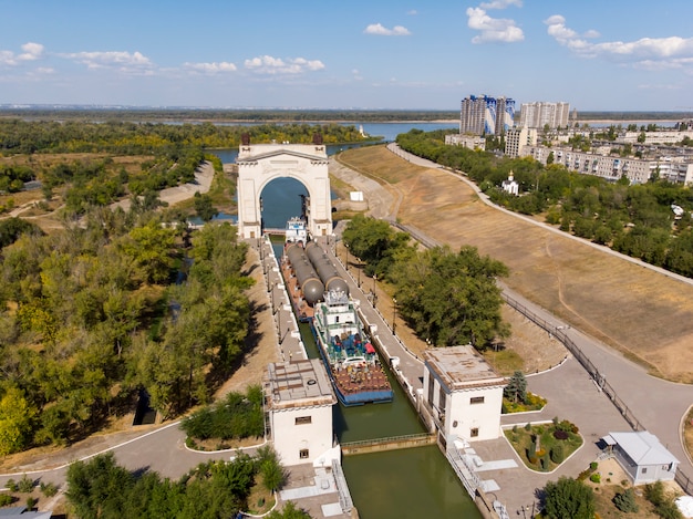 Transporte de carga por equipos petroquímicos de agua. El tren de carga de remolcadores pasa la primera esclusa del Canal de Navegación Volga-Don en Volgogrado. Rusia