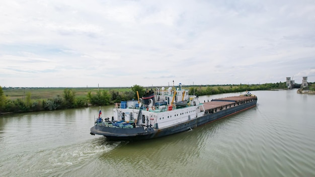 Transporte de carga marítima e fluvial Um velho navio de carga seca fica no rio no Volga Rússia
