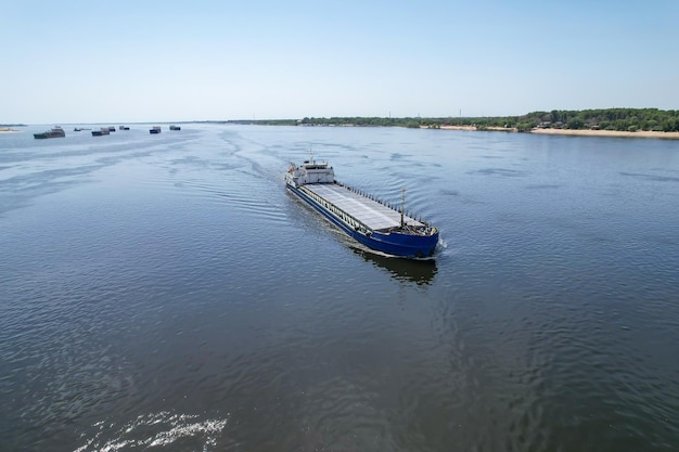 Transporte de carga um velho cargueiro no rio volga transporta grãos para o porto de volgogrado