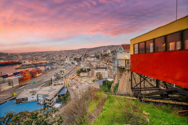 Transporte de passageiros do funicular em Valparaíso Chile ao pôr do sol