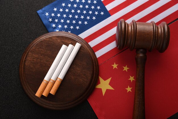 Transporte de produtos de tabaco ilegais Cigarros e martelo de juiz no fundo da bandeira EUA e China Contrabando