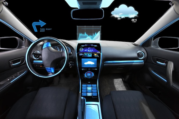 transporte, destino e conceito de tecnologia moderna - salão de carro com sistema de navegação no painel e sensor meteo no pára-brisa