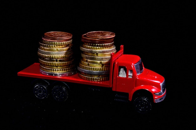 Transporte de dinero para el concepto de negocio de camión de juguete rojo