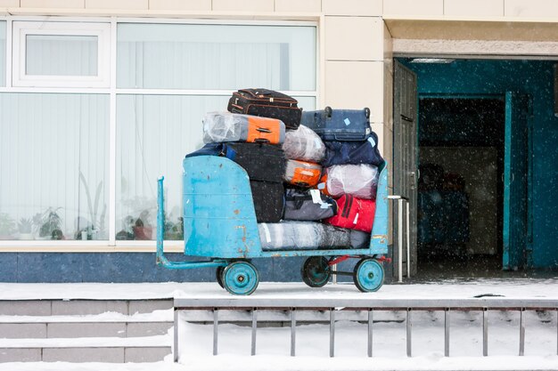 Transporte con equipaje en el aeropuerto de invierno