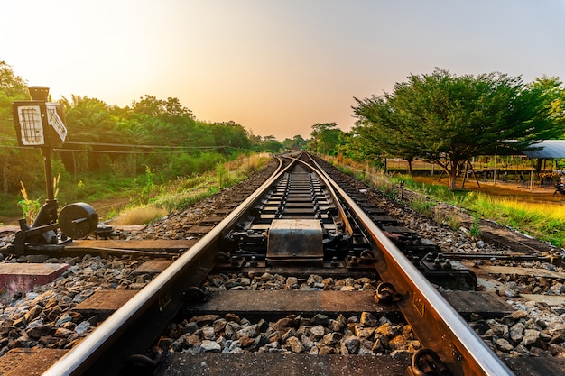 Transporte ferroviário e ferroviário de trem com a cor da luz do sol do céu