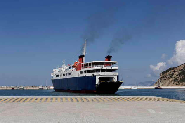 Transporte marítimo Um navio de passageiros será estacionado no porto em um dia ensolarado fechado