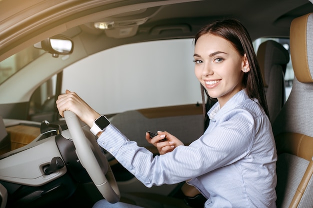 Transporte de mujer por volante de coche ecológico moderno