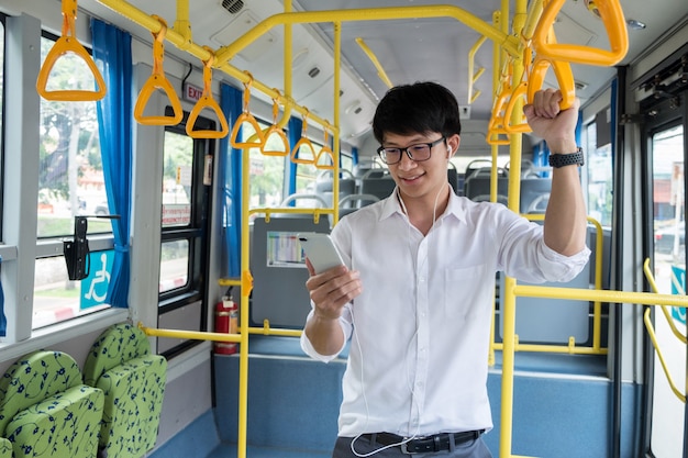 Transporte de pasajeros. gente en el autobús, escuchando música mientras viajas a casa.