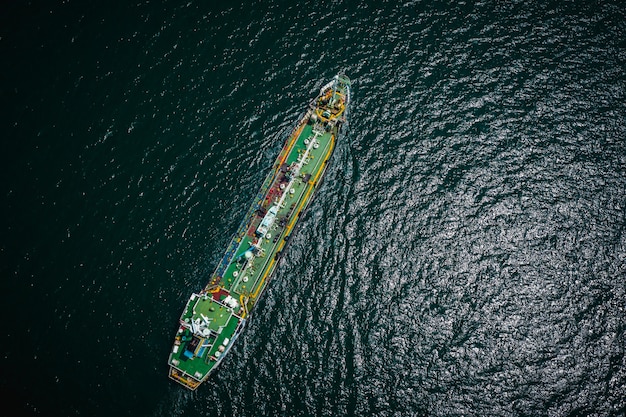 Transporte petrolero y la industria petroquímica importan exportación internacional por el océano