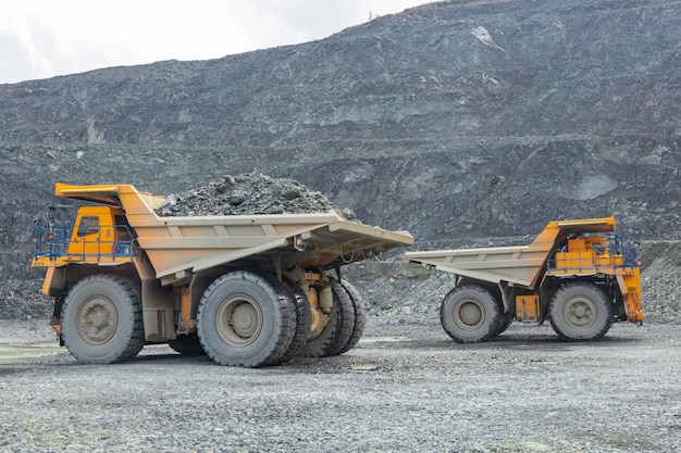 Transporte de rocas de mineral de cobre por camión volquete cantera camión amarillo