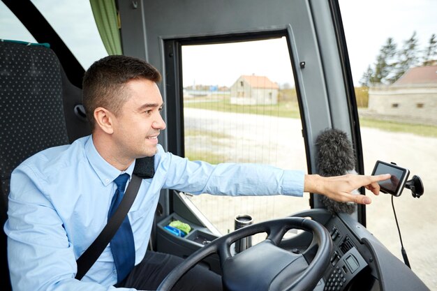 transporte, transporte, navegação e conceito de pessoas - motorista de ônibus inserindo endereço no navegador gps