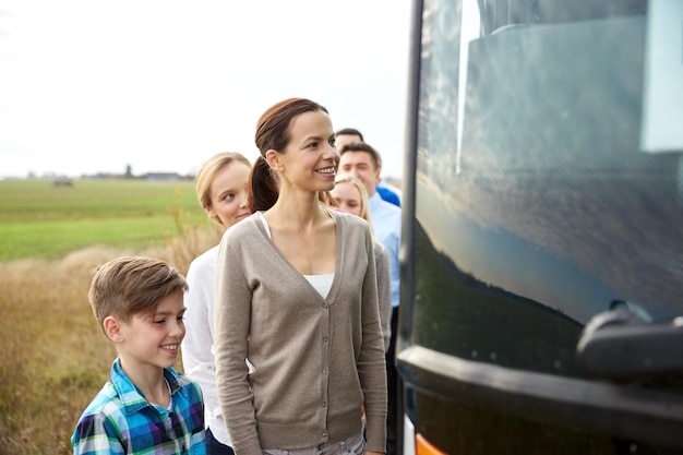 transporte, turismo, viagem rodoviária e conceito de pessoas - grupo de passageiros felizes embarcando em ônibus de viagem