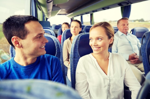 transporte, turismo, viaje por carretera y concepto de personas - grupo de pasajeros felices o turistas en autobús de viaje