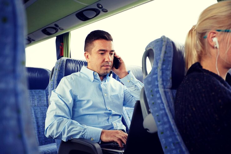Foto transporte, turismo, viaje de negocios y concepto de personas - hombre con teléfono inteligente y computadora portátil llamando en autobús de viaje