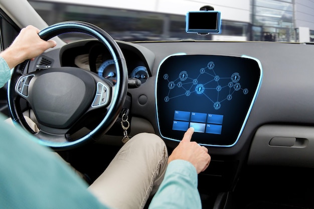 transporte, viagem, tecnologia, comunicação e conceito de pessoas - close-up do homem dirigindo carro com ícones de rede no computador de bordo