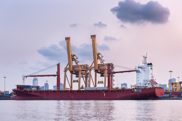 Transportes de mercadorias por mar contra o céu