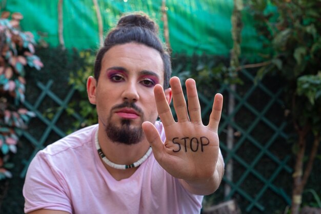 Transsexual gay reivindicando o fim da homofobia