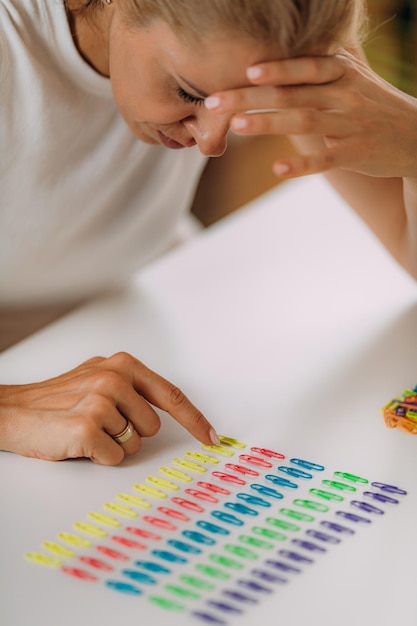 Foto transtorno obsessivo-compulsivo organizando clipes de papel em uma linha