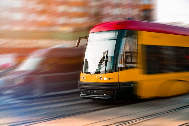 Foto tranvía amarillo con efecto de desenfoque de movimiento se mueve rápido en la ciudad