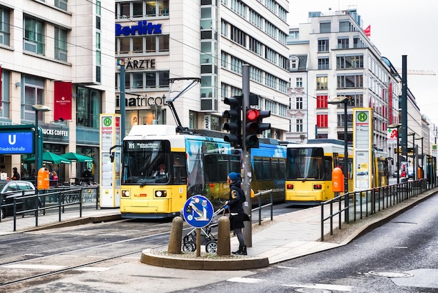 Tranvía amarillo en la plataforma de Friedrichstrasse en la ciudad de Berlín en Alemania