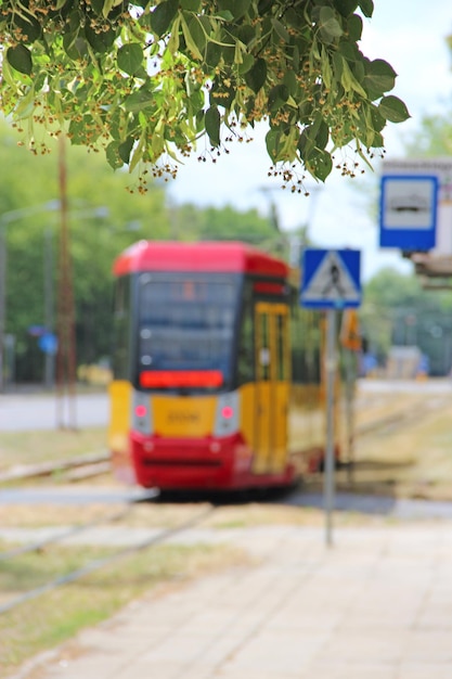 El tranvía de la ciudad va por la calle Foto borrosa Transporte urbano