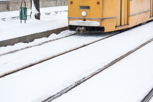 Tranvía cubierto de nieve en Budapest