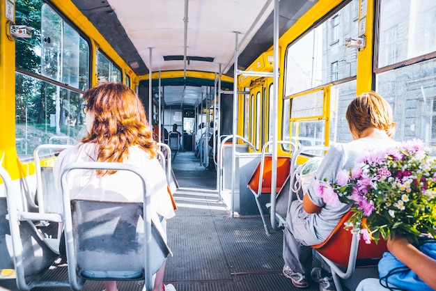 Tranvía dentro de pasajeros en transporte urbano día soleado