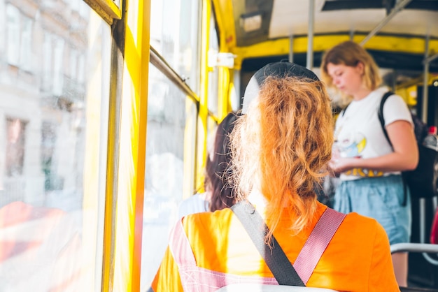 Tranvía dentro de pasajeros en transporte urbano día soleado