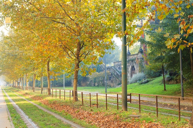 Tranvía de Milán en perspectiva durante la temporada de otoño