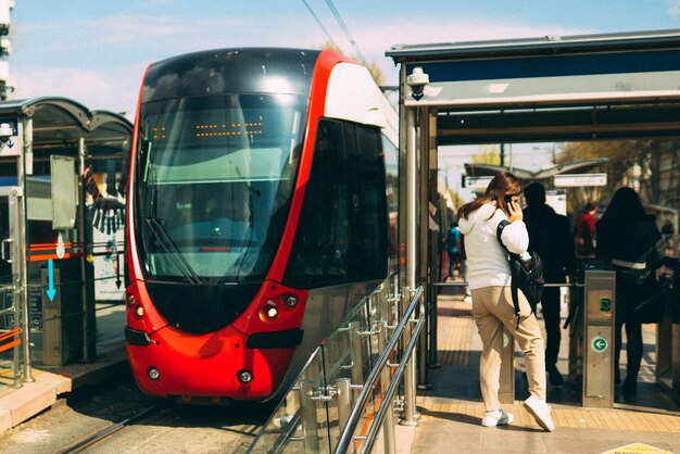 tranvía moderno en la ciudad histórica de istanbul turquía