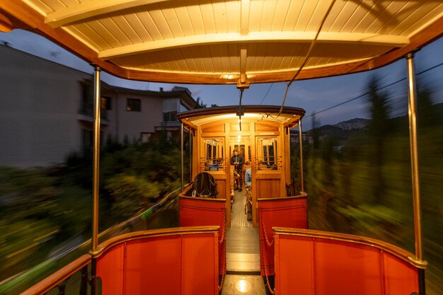 Foto tranvía tradicional en la ciudad de soller mallorca españa
