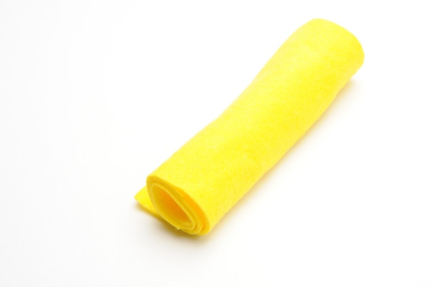 Trapo amarillo para limpiar en blanco aislado