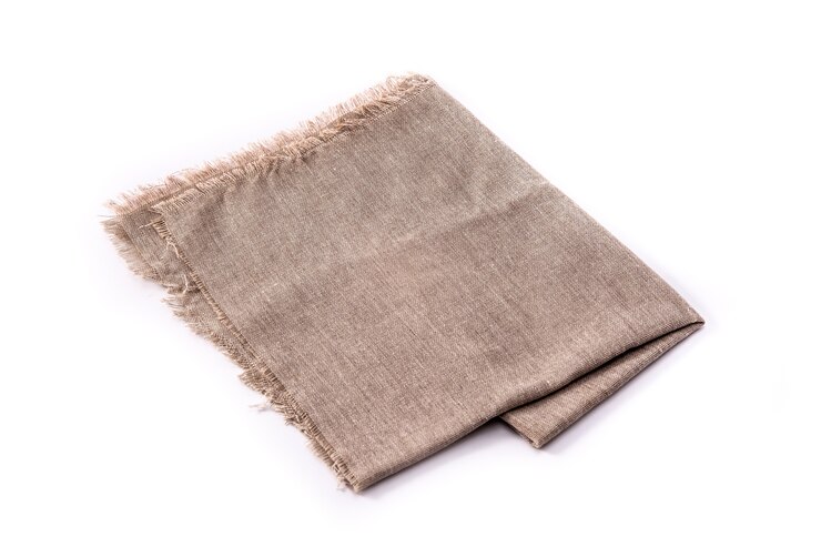 Foto trapo de cocina beige de lino con textura aislado sobre fondo blanco.