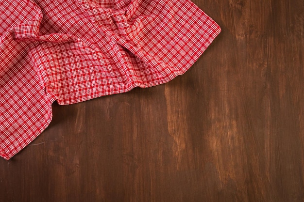 Trapo de cocina sobre un fondo de madera.