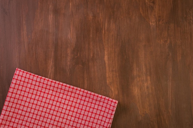 Trapo de cocina sobre un fondo de madera.