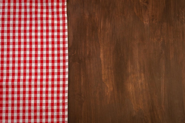 Trapo de cocina sobre un fondo de madera.