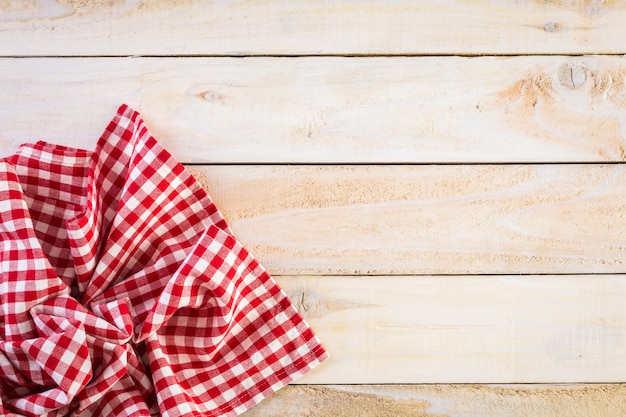 Trapo de cocina sobre un fondo de madera.