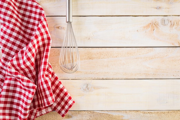 Trapo de cocina sobre un fondo de madera.